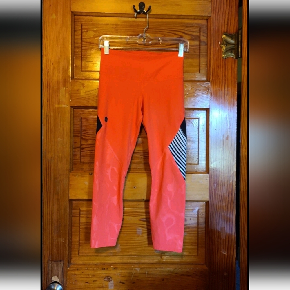 Under Armour UA Embossed Shine Graphic Cropped Logo Leggings Heatgear Sz S Coral